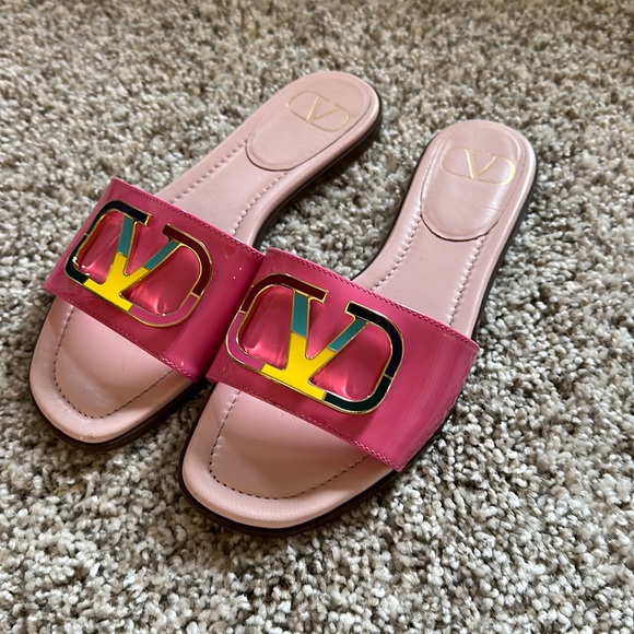 Valentino Garavani Enamel VLOGO Slide Sandal in Feminine - Picture 2 of 4